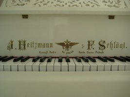 старинный белый рояль 1871г.(Прага)