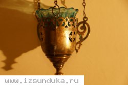 Старинная подвесная лампада из латунного сплава со стаканом из стекла зеленого цвета. Россия, кон. XIX - нач. ХХ вв.