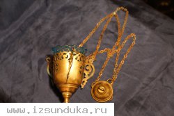 Старинная подвесная лампада из латунного сплава со стаканом из стекла зеленого цвета. Россия, кон. XIX - нач. ХХ вв.