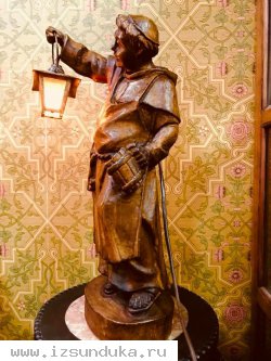 Винтажная лампа с фигурой монаха, держащего фонарь. Западная Европа, начало ХХ века. 