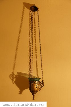 Старинная подвесная лампада из латунного сплава со стаканом из стекла зеленого цвета. Россия, кон. XIX - нач. ХХ вв.