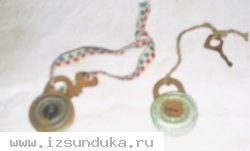два старинных маленьких замочка