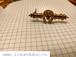 Старинная золотая заколка с рубином