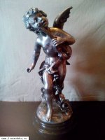 Скульптура Амура, играющего на скрипке
