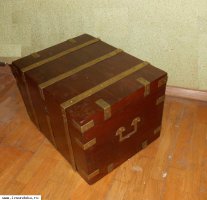 Старинный деревянный окованный сундук  