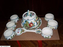 стилизованный фаянсовый сервиз