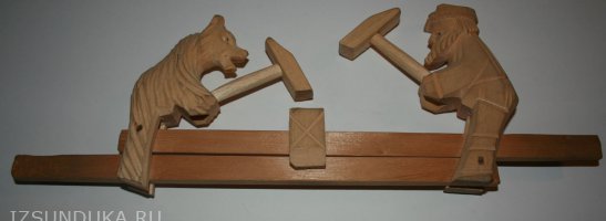 Деревянная игрушка мужик и медыедь