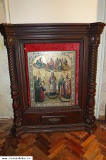 Старинный храмовый киот для иконы с колоннами. Русский Север, XIX век.
