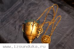 Старинная подвесная лампада из латунного сплава со стаканом из стекла зеленого цвета. Россия, кон. XIX - нач. ХХ вв.